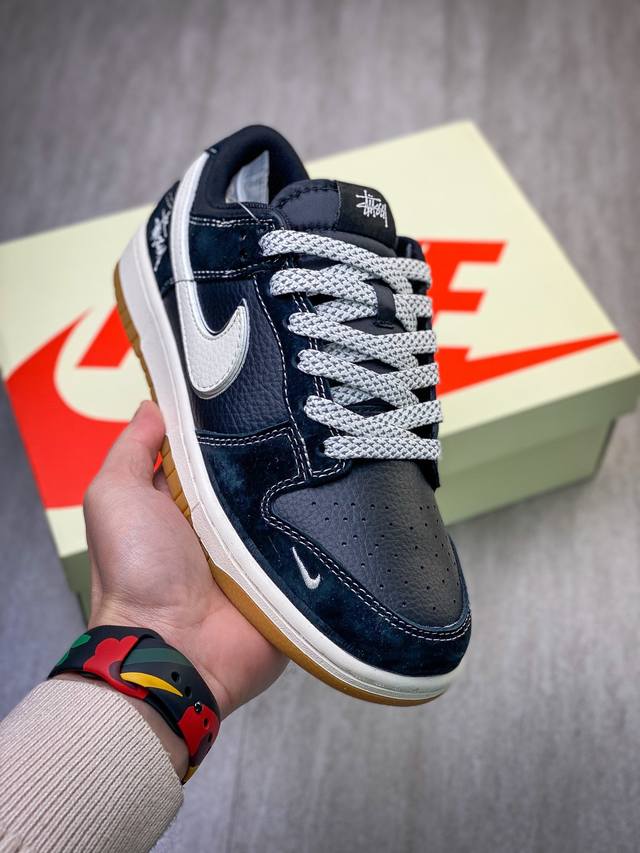 ￥300 纯原级Nk Sb Dunk Low 斯图西联名 全黑生胶 周年高端定制 低帮休闲板鞋 #定制鞋盒 大厂纯原品质出货 超高清洁度 皮料切割干净无任何毛边