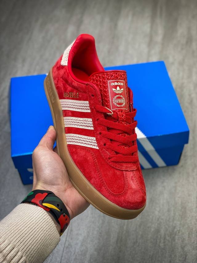 ￥180 Adidas Originals Gazelle Indoor 红色 此款鞋延续了橡胶外底和经典款式的传统。优质绒面革鞋面和标志性的3条纹采用明亮的对