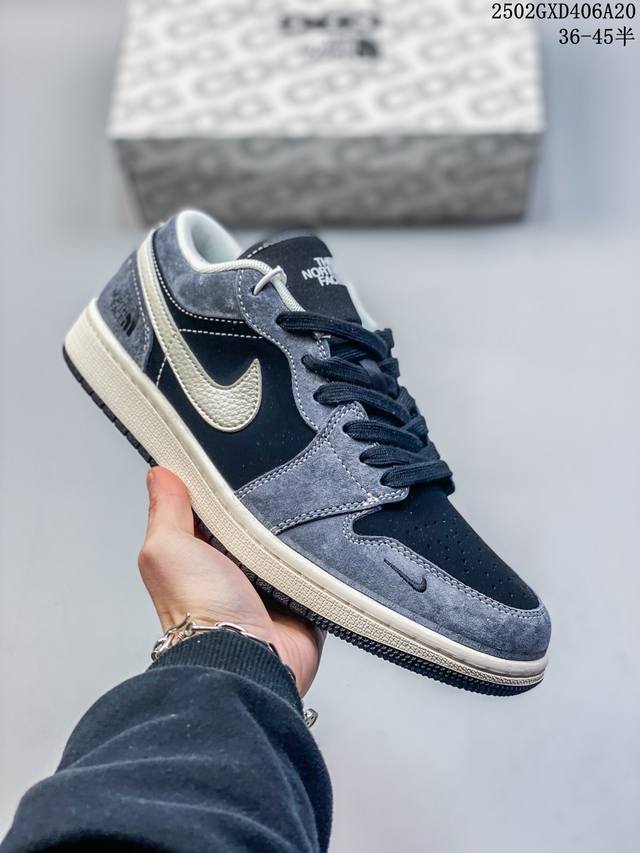 310 海外爆款限量发售！Nike Jordan Air Jordan 1“北面联名——黑灰白勾” 高端定制 低帮 复古 减震 防滑 耐磨 篮球鞋 定制鞋盒 大