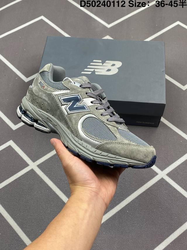 170 New Balance 2002R 复古单品 热门复古鞋型New Balance 2002R，近日又曝出一款全新配色并释出官图。整双鞋采用棕色和米色主打