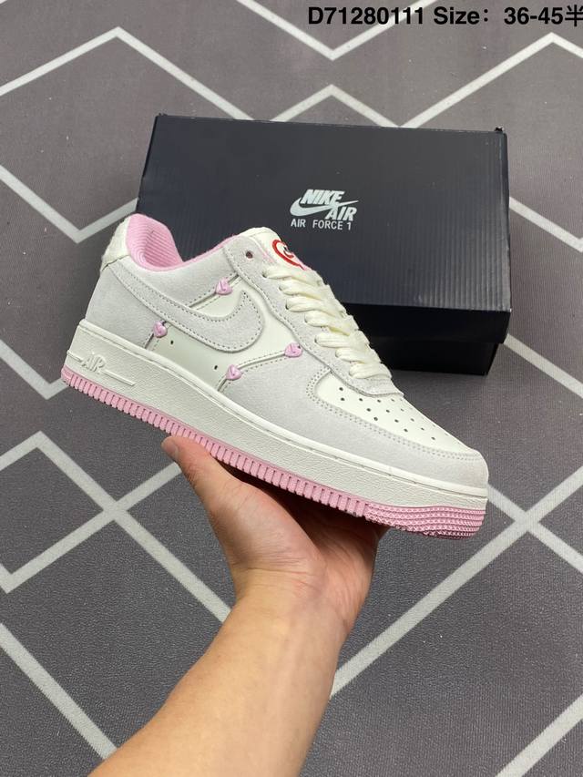 200 公司级耐克Nike Air Force 1“07空军一号低帮百搭休闲运动板鞋。柔软、弹性十足的缓震性能和出色的中底设计，横跨复古与现代的外型结合，造就出