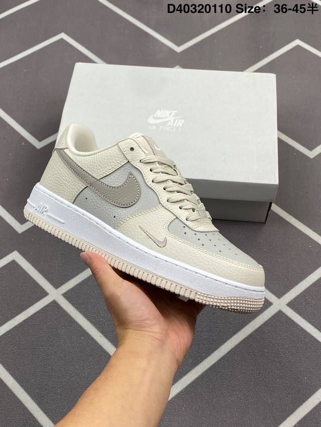 220 公司级耐克Nike Air Force 1‘07空军一号低帮百搭休闲运动板鞋。柔软、弹性十足的缓震性能和出色的中底设计，横跨复古与现代的外型结合，造就出