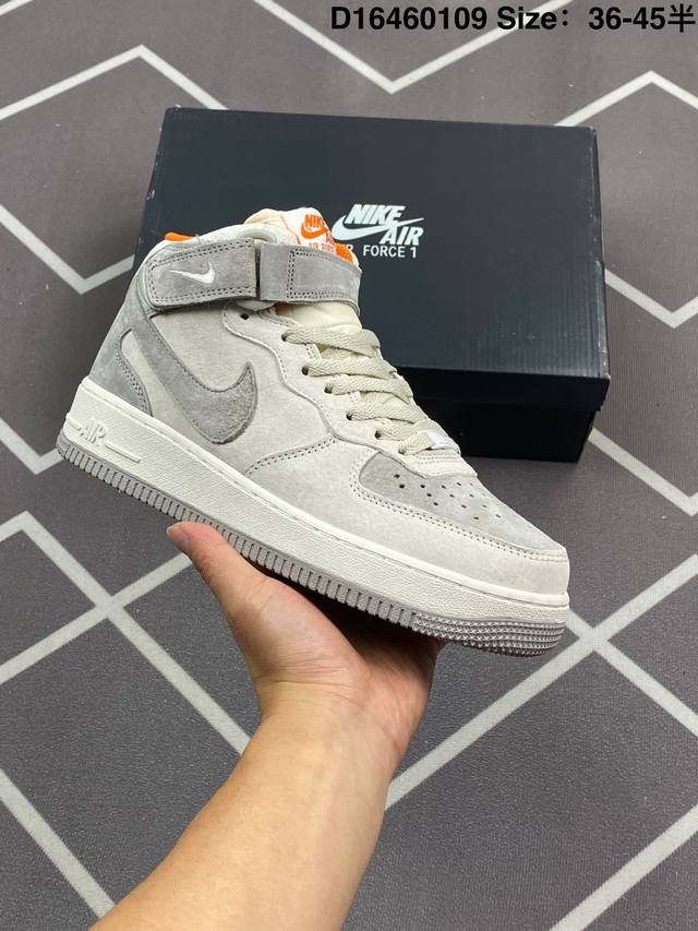 310 耐克Nike Air Force 1 Low 空军一号低帮百搭休闲运动板鞋。柔软、弹性十足的缓震性能和出色的中底设计，横跨复古与现代的外型结合，造就出风