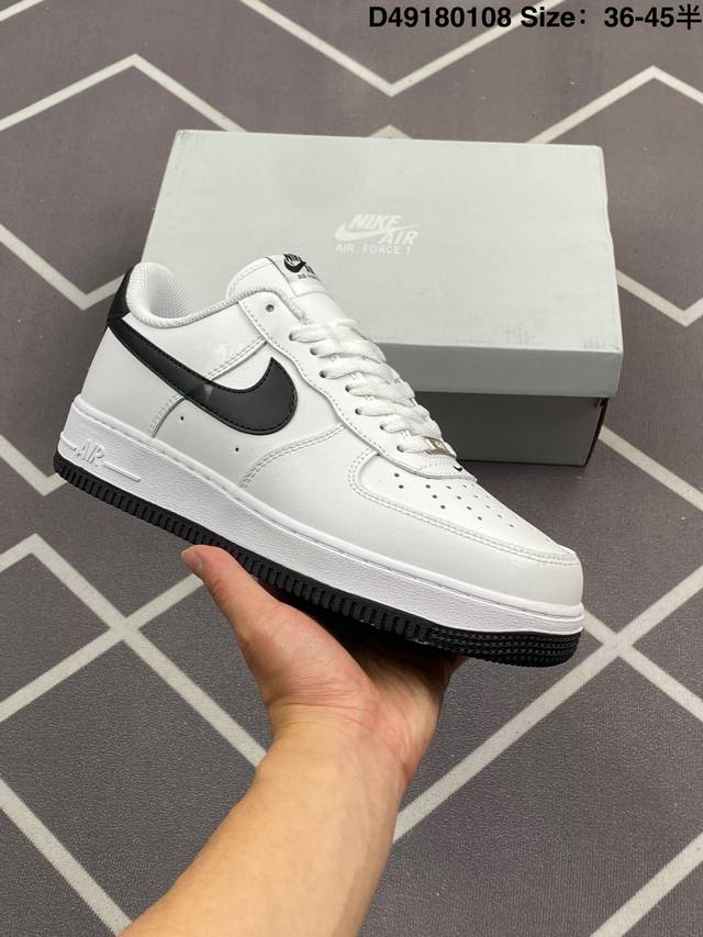 130 Nike Air Force 1 Low 空军一号低帮百搭休闲运动板鞋。柔软、弹性十足的缓震性能和出色的中底设计，横跨复古与现代的外型结合，造就出风靡