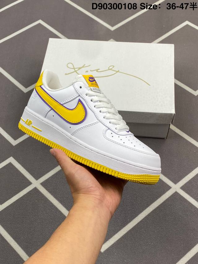 210 耐克Nike Air Force 1‘07 空军一号低帮百搭休闲运动板鞋。柔软、弹性十足的缓震性能和出色的中底设计，横跨复古与现代的外型结合，造就出风靡