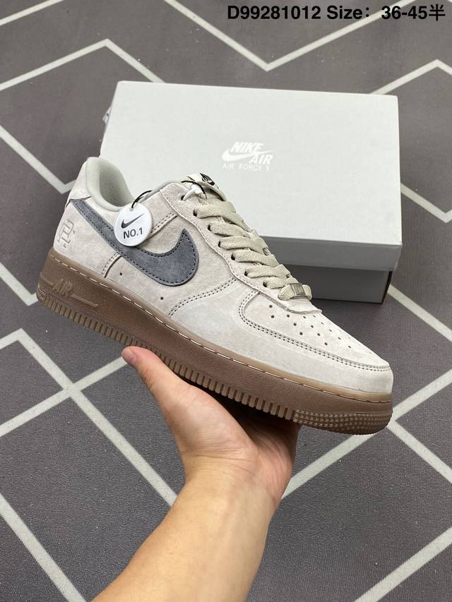 200 公司级耐克Nike Air Force 1‘07 空军一号低帮百搭休闲运动板鞋。柔软、弹性十足的缓震性能和出色的中底设计，横跨复古与现代的外型结合，造就