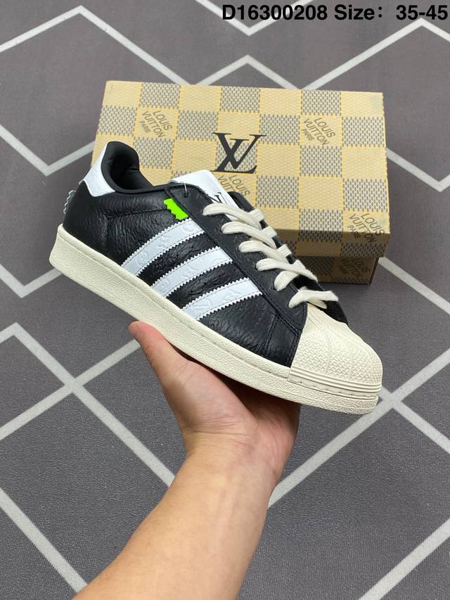 210 阿迪达斯 Adidas Superstar 三叶草经典贝壳头系列 金属扣绑带 新款休闲板鞋潮流男女士运动鞋 。鞋面柔软皮革材质 标志性的贝壳鞋头，锯齿三