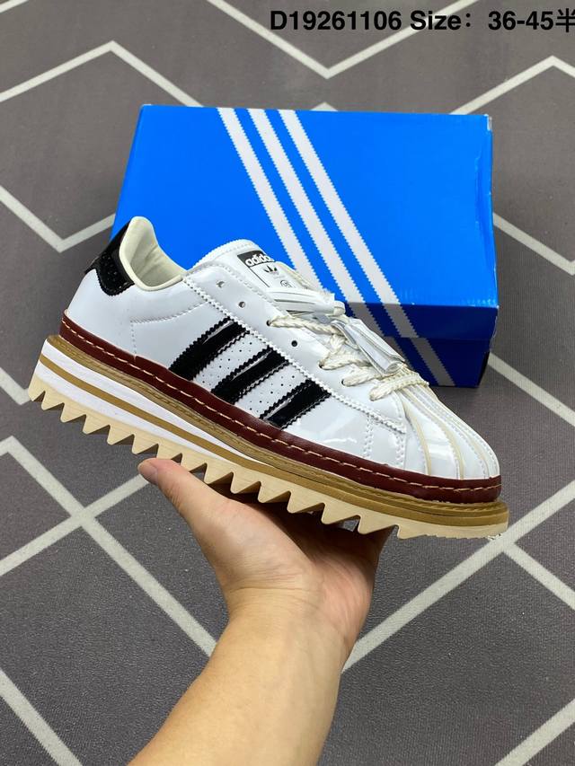 180 Clot X阿迪达斯 Adidas Superstar 陈冠希联名 锯齿休闲板鞋 Ih3131 鞋身整体以经典的”Superstar“为蓝本设计，将标志