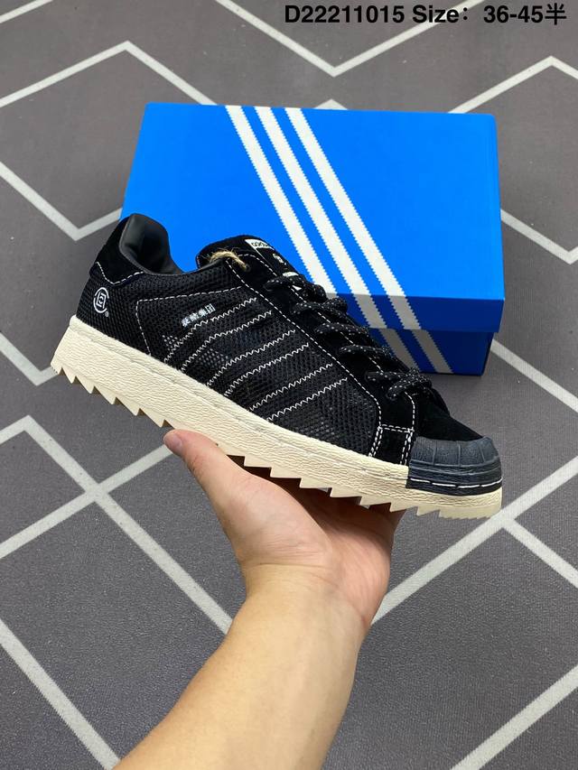 150 Adidas/阿迪达斯 男女鞋真标半码制，升级原楦开发版型，采用反翻毛皮组合呼吸网织布鞋面材质，2020改良全包围鞋垫，正确2020版鞋底模具及扇贝头盖