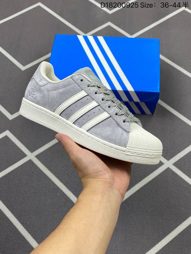 140 阿迪达斯 Adidas Superstar 三叶草经典贝壳头系列 新款休闲板鞋潮流男女士运动鞋 。鞋面柔软皮革材质 标志性的贝壳鞋头，锯齿三条纹，简约的