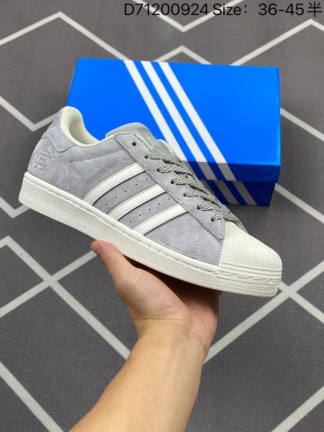 140 阿迪达斯 Adidas Superstar 三叶草经典贝壳头系列 新款休闲板鞋潮流男女士运动鞋 。鞋面柔软皮革材质 标志性的贝壳鞋头，锯齿三条纹，简约的