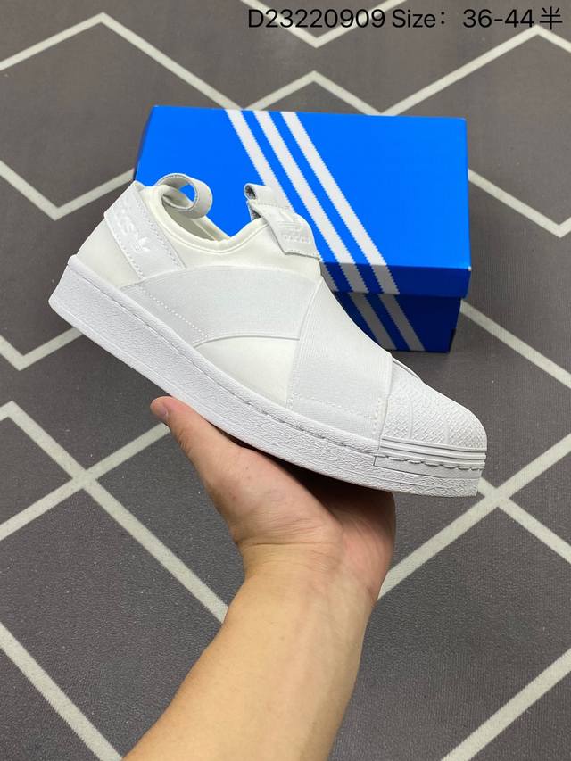 160 Adidas Originals Superstar Slip On 黑白 贝壳头的用法，不止一种。交叉式束带，演绎经典鞋款的别样风情。50年前，Adi