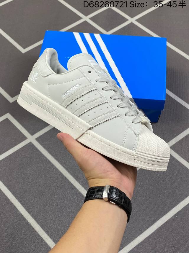 180 阿迪达斯 Adidas Superstar 三叶草经典贝壳头系列 新款休闲板鞋潮流女士运动鞋 。鞋面柔软皮革材质 标志性的贝壳鞋头，锯齿三条纹，简约的线