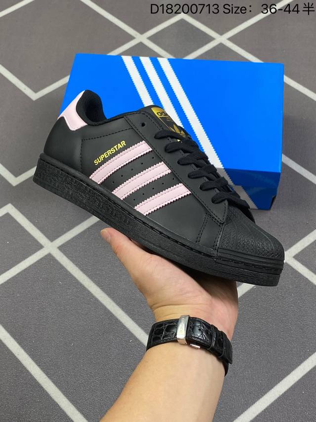 140 阿迪达斯 Adidas Superstar 三叶草经典贝壳头系列 新款休闲板鞋潮流男女士运动鞋 ，鞋面柔软皮革材质 标志性的贝壳鞋头，锯齿三条纹，简约的