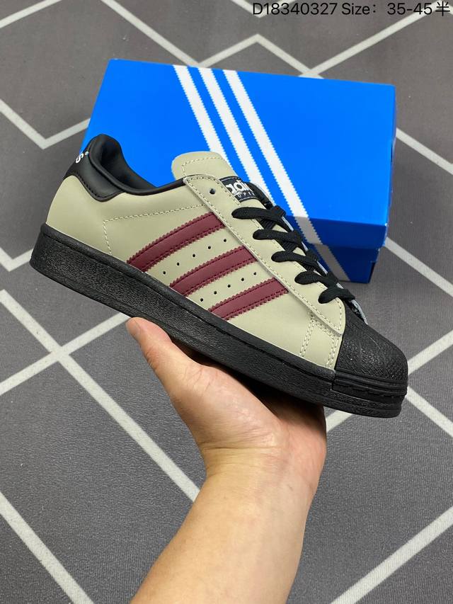 230 阿迪达斯 Adidas Superstar 三叶草经典贝壳头系列 新款休闲板鞋潮流男女士运动鞋 ，鞋面柔软皮革材质 标志性的贝壳鞋头，锯齿三条纹，简约的