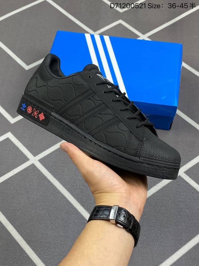 140 阿迪达斯 Adidas Superstar 三叶草经典贝壳头系列 新款休闲板鞋潮流男女士运动鞋 鞋面织物材质 标志性的贝壳鞋头，锯齿三条纹，简约的线条。