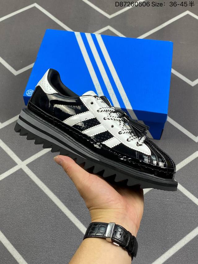 180 Adidas Originals Superstar 白色 此款将贝壳头重新演绎，鞋身整体以Superstar为蓝本，搭配黑色三道杠Logo。鞋舌部分带