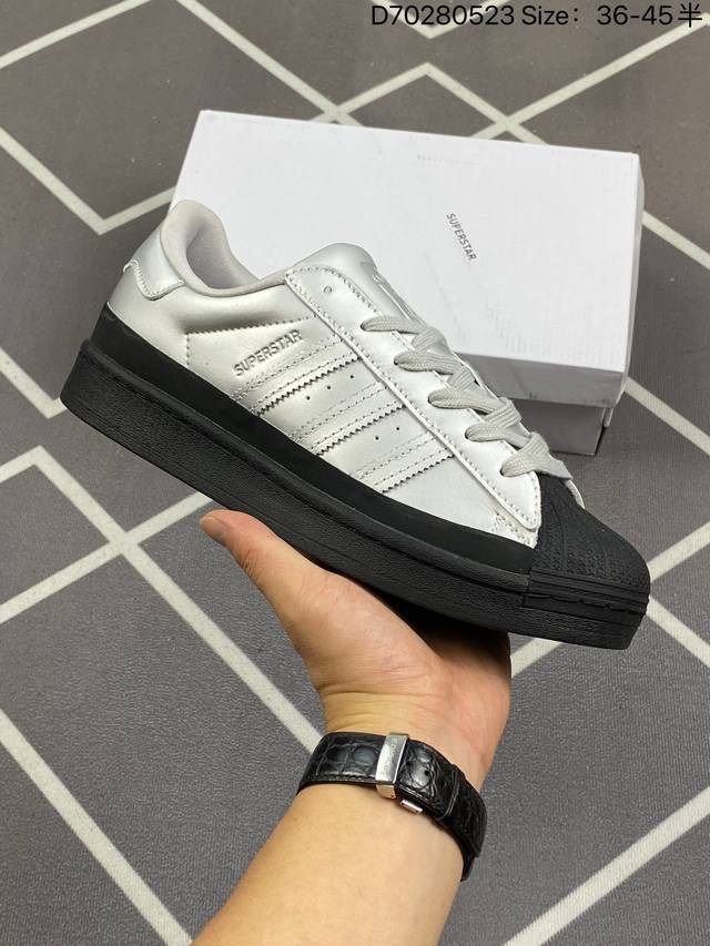 200 Adidas Originals Superstar 全新配色 质感高级的Superstar经典鞋银光素裹，“点亮”一年中最黯淡的时节，街头运动休闲风十