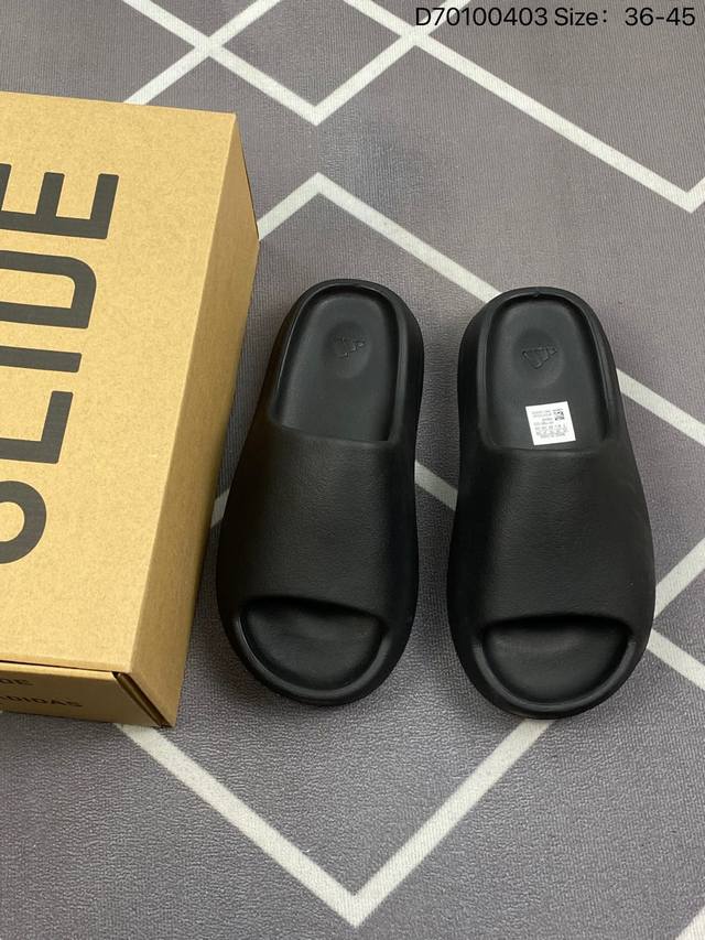 80 阿迪达斯 Adidas Yeezy Slide 经典运动拖鞋时尚厚底增高男女一字拖鞋 Yeezy Slide椰子拖鞋的外观十分吸引人，融合了舒适与时尚的元