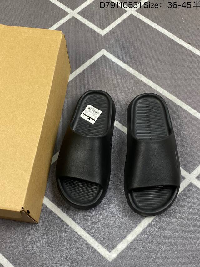 80 耐克 Nike Calm Slide 经典运动拖鞋时尚厚底增高男女一字拖鞋 沙滩鞋，拖鞋的外观十分吸引人，融合了舒适与时尚的元素，延续了简约独特的美学风尚