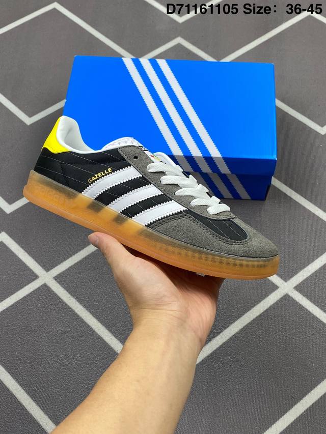 120 阿迪达斯 Adidas Originals Gazelle Indoor复古三叶草防滑透明橡胶板鞋经典运动鞋。这款经典鞋,忠于原版设计,缀撞色三条纹和鞋