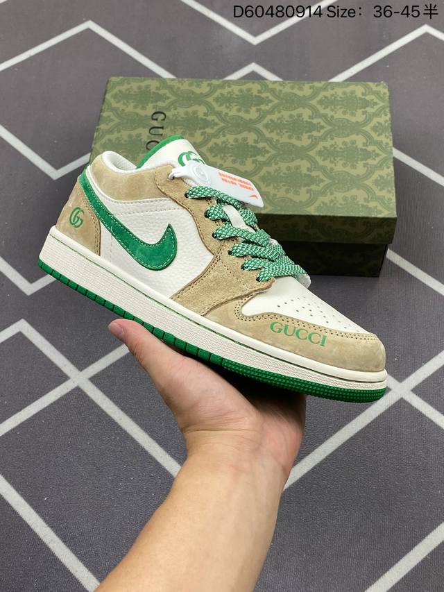 330 Gucci X Air Jordan 1 Low 羊皮青 此款主张打破传统的工业化流水线设计限制，以Made By Ideas的超级创意为理念，集结众多