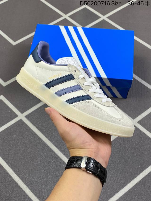 140 阿迪达斯 Adidas Originals Gazelle Indoor 复古三叶草防滑透明橡胶板鞋经典运动鞋。这款经典鞋,忠于原版设计,缀撞色三条纹和