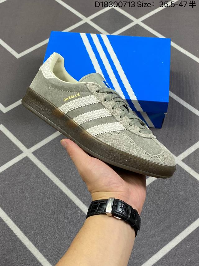 210 阿迪达斯 Adidas Originals Gazelle Indoor 复古三叶草防滑透明橡胶板鞋经典运动鞋。这款经典鞋,忠于原版设计,缀撞色三条纹和