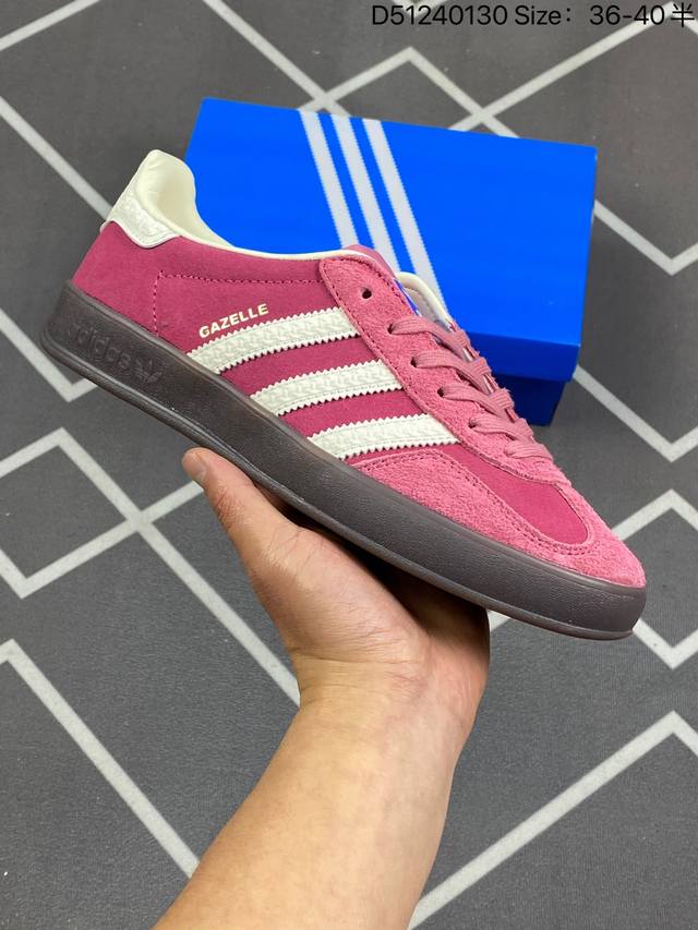 170 阿迪达斯 Adidas Originals Gazelle Indoor 复古三叶草防滑透明橡胶板鞋经典运动鞋。这款经典鞋,忠于原版设计,缀撞色三条纹和