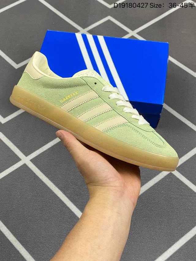 130 阿迪达斯 Adidas Originals Gazelle Indoor 复古三叶草防滑透明橡胶板鞋经典运动鞋。这款经典鞋,忠于原版设计,缀撞色三条纹和