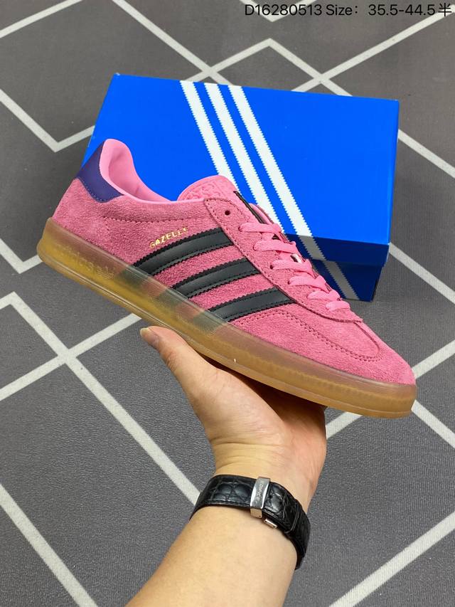 200 阿迪达斯 Adidas Originals Gazelle Indoor 复古三叶草防滑透明橡胶板鞋经典运动鞋。这款经典鞋,忠于原版设计,缀撞色三条纹和