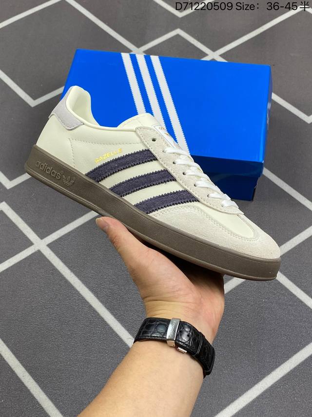 160 阿迪达斯 Adidas Originals Gazelle Indoor 复古三叶草防滑透明橡胶板鞋经典运动鞋。这款经典鞋,忠于原版设计,缀撞色三条纹和