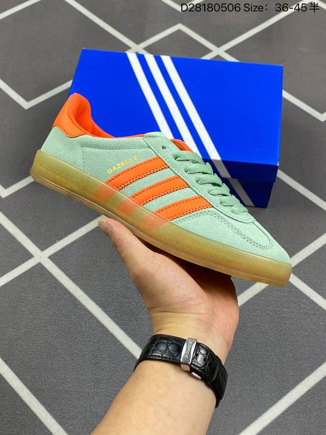 130 阿迪达斯 Adidas Originals Gazelle Indoor 复古三叶草防滑透明橡胶板鞋经典运动鞋 这款经典鞋,忠于原版设计,缀撞色三条纹和