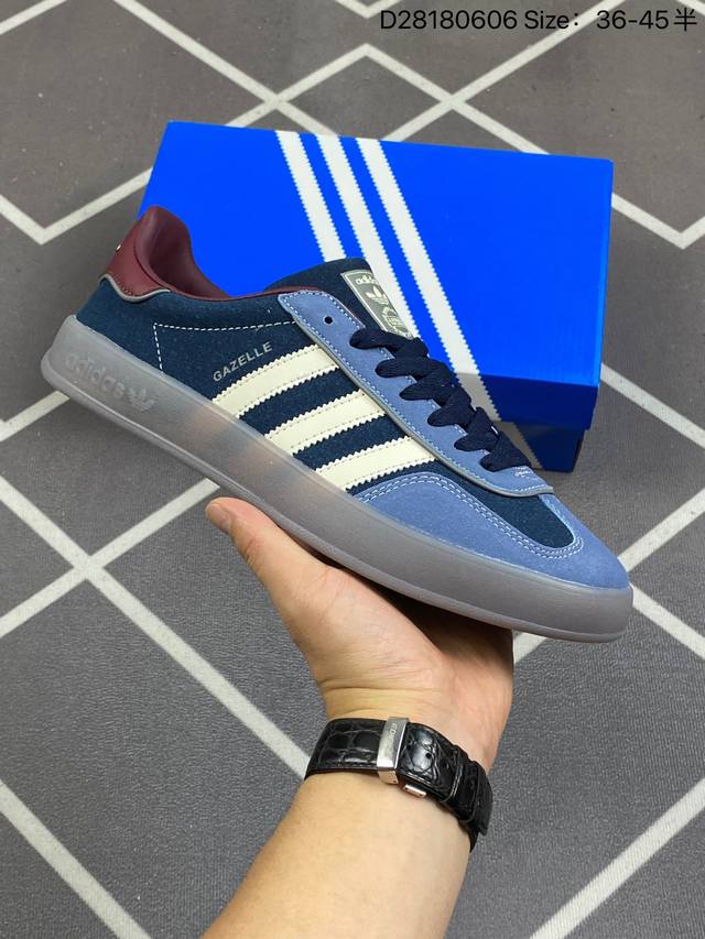 130 阿迪达斯 Adidas Originals Gazelle Indoor 复古三叶草防滑透明橡胶板鞋经典运动鞋。这款经典鞋,忠于原版设计,缀撞色三条纹和