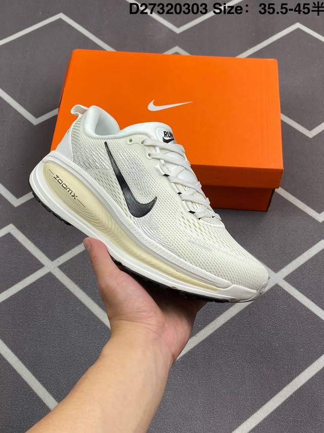 220 耐克 Nike Vomero 18 厚底增高老爹运动跑步鞋。全新 Vomero 提供比以往更多的緩衝效能以及該系列有史以來最高的鞋底高度，結合 Nike