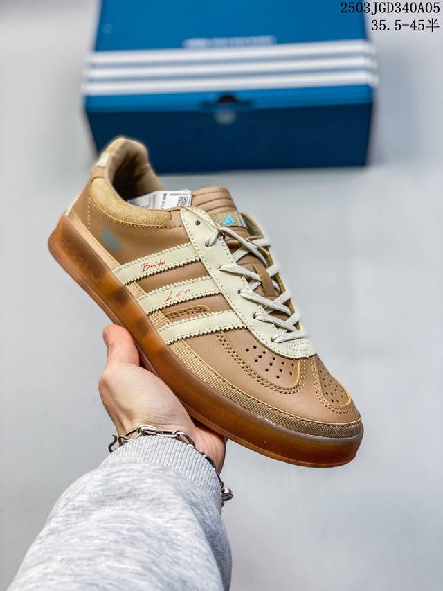 160 阿迪达斯 Adidas Originals Gazelle Indoor复古三叶草防滑透明橡胶板鞋经典运动鞋。这款经典鞋,忠于原版设计,缀撞色三条纹和鞋