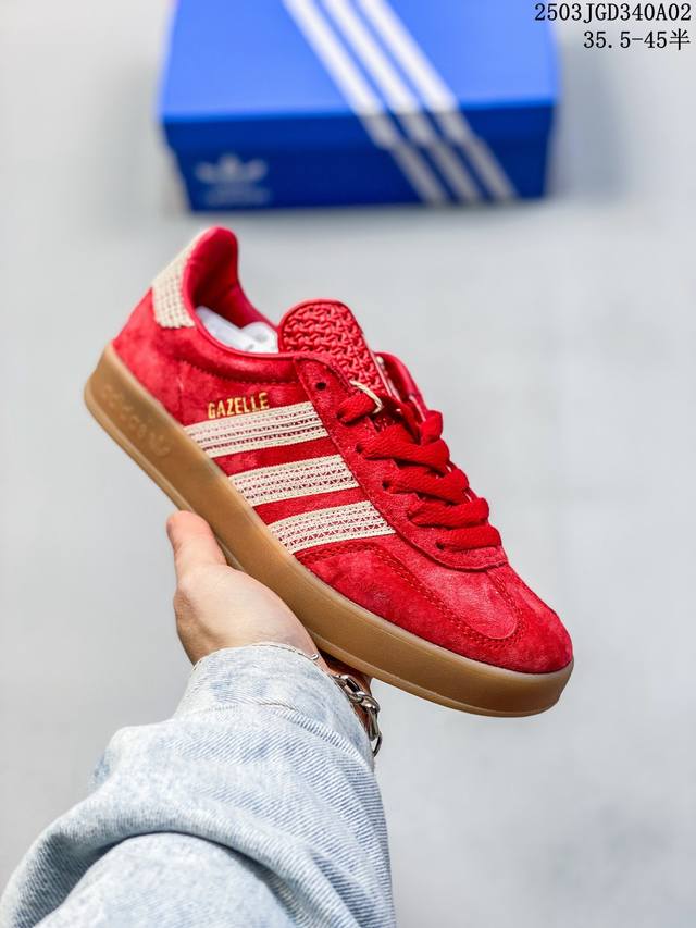 160 阿迪达斯 Adidas Originals Gazelle Indoor复古三叶草防滑透明橡胶板鞋经典运动鞋。这款经典鞋,忠于原版设计,缀撞色三条纹和鞋