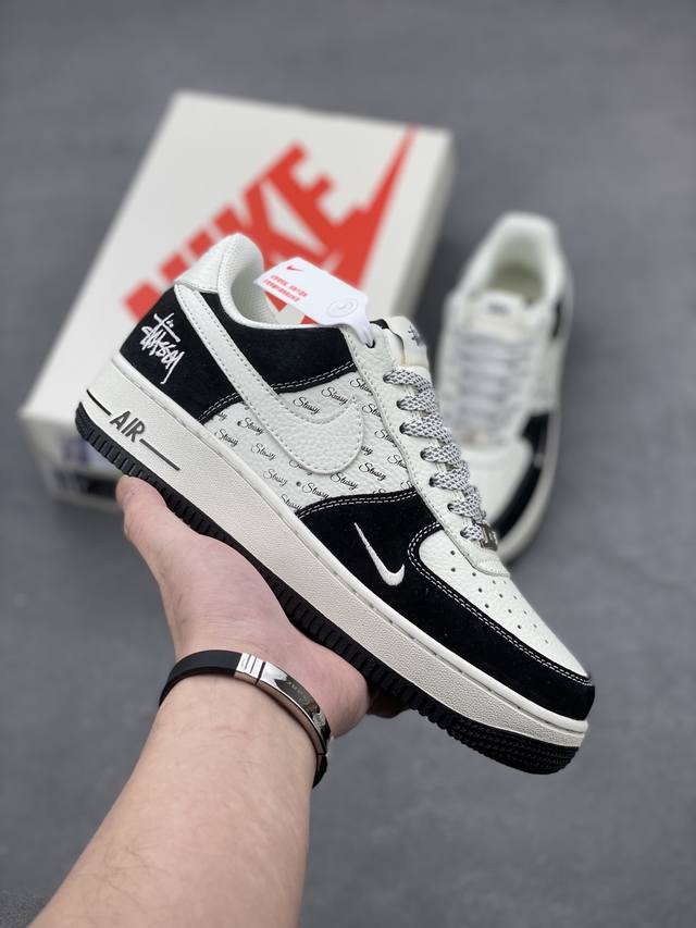 本地自取210 海外限量发售！公司级Nike Air Force 1 '07 Low “斯图西联名--黑白英文”空军一号 低帮 运动鞋 休闲鞋 折边针车 工艺难