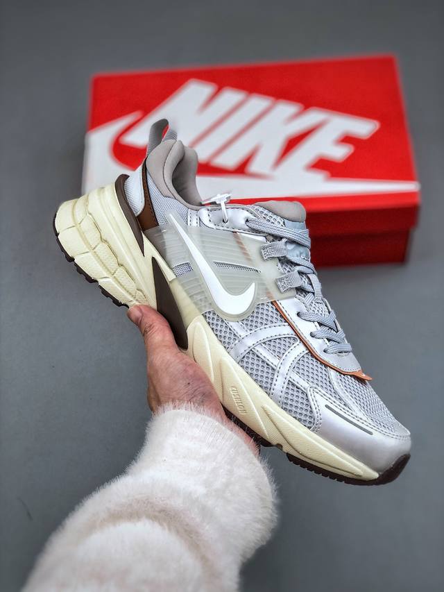 200 Nike V2K Runtekk 米银减震防滑复古低帮跑步鞋材质上使用大面积网眼 皮革 Tpu 组成 支撑和透气性肯定不错 中底处由 Cushlon - 点击图像关闭