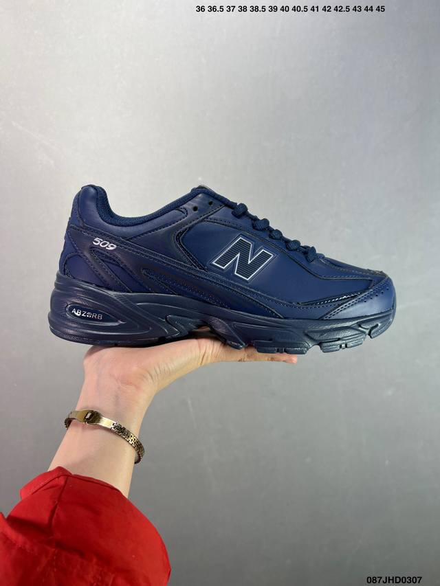 170 New Balance 推出了全新鞋款。这次复刻的 U509 是基于他们经典档案中的 Nb509 跑鞋，赋予其全新的现代设计。虽然保留了原有的轮廓，但也