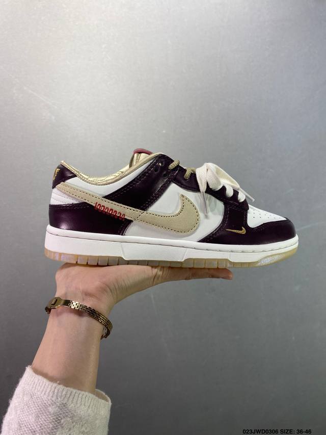 210 公司级Nike Dunk Low “ Year Of The Snake” 蛇年限定 这双鞋鞋身框架部分为酒红色，鞋头、鞋身等位置为白色，结合生胶外底， - 点击图像关闭