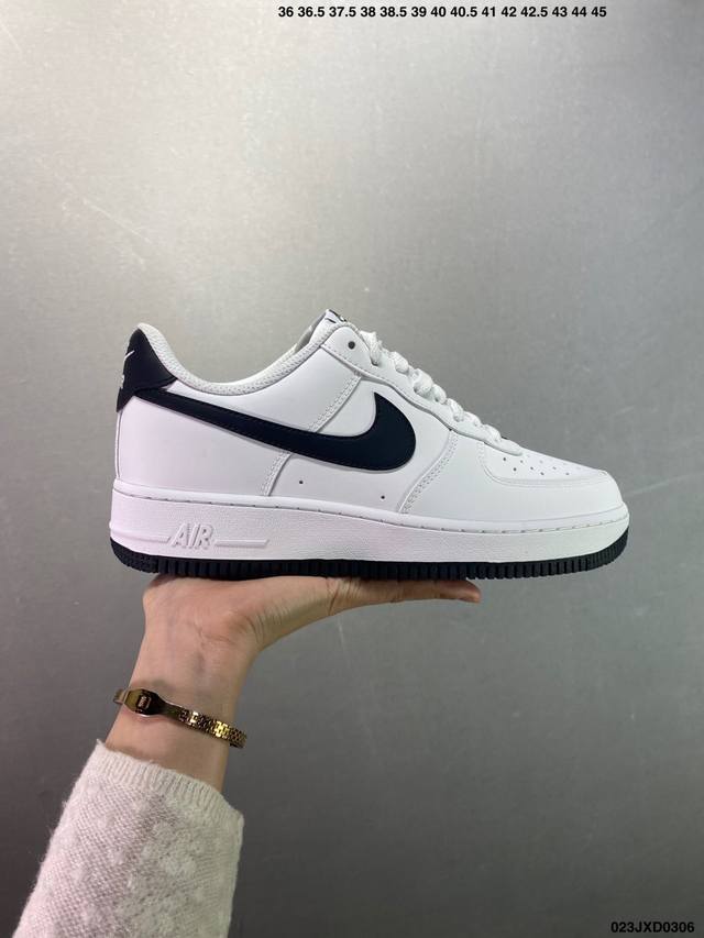 180 公司级耐克Nike Air Force 1‘07 空军一号低帮百搭休闲运动板鞋。柔软、弹性十足的缓震性能和出色的中底设计，横跨复古与现代的外型结合，造就