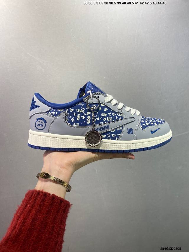 310 公司级Undefeated X Air Jordan 1 Low 灰蓝鬼脸 此款以简约大方的造型设计，给人以随性休闲的时尚格调，穿着舒适轻便，运动灵活自