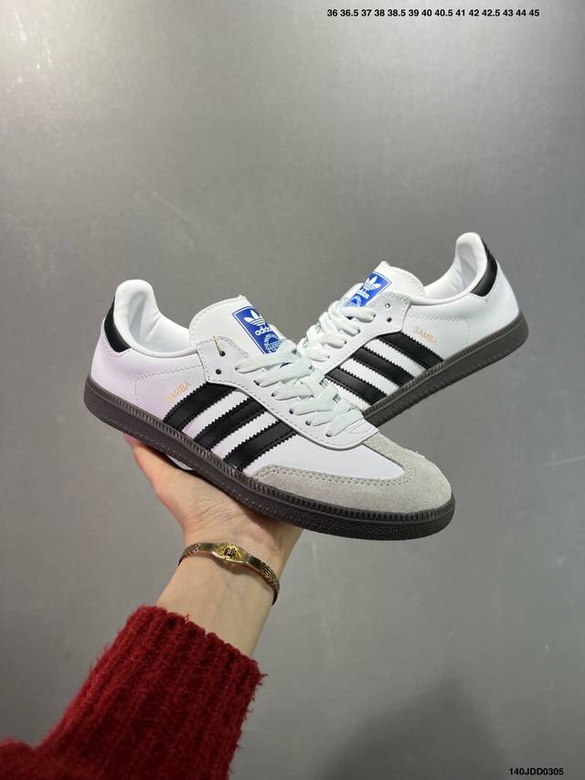 130 Adidas Samba Og 复古桑巴板鞋 这款桑巴鞋展示了高质量的工艺 带有装饰的超锁缝制和无缝的手感 柔软、柔软的皮革造型和标志性的3条纹完成了