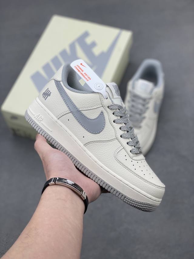 本地自取290 洛杉矶潮牌店限量发售 公司级 Undefeated X Nike Air Force 1 Low 米银空军一号低帮休闲板鞋 定制皮料 原装定制鞋