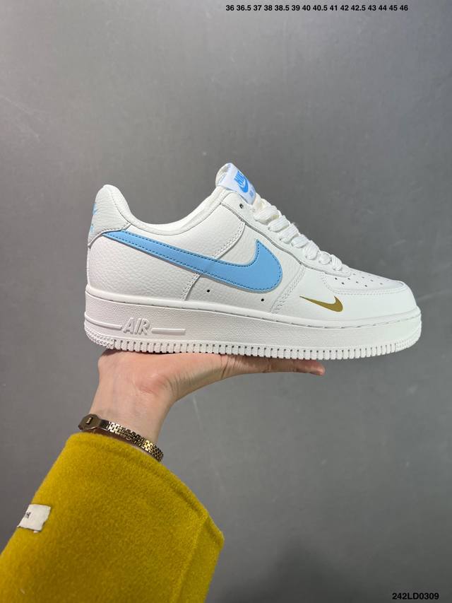 100 特价耐克Nike Air Force 1 Low 空军一号低帮百搭休闲运动板鞋。柔软、弹性十足的缓震性能和出色的中底设计，横跨复古与现代的外型结合，造就