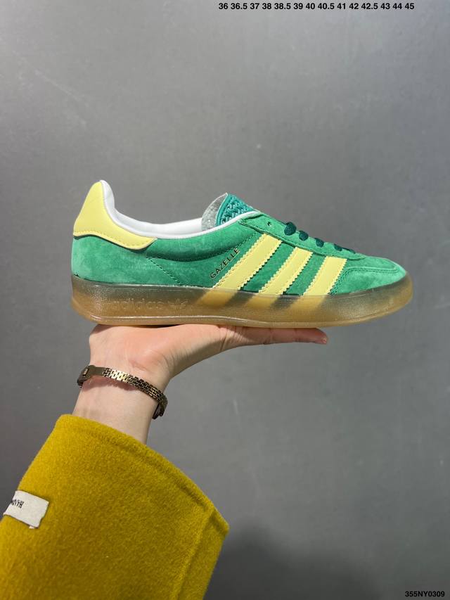 120 Adlidas Originals Gazelle Indoor ”橘红“ 这款阿迪达斯运动鞋是 1979年 Gazelle Indoor 运动鞋的复兴