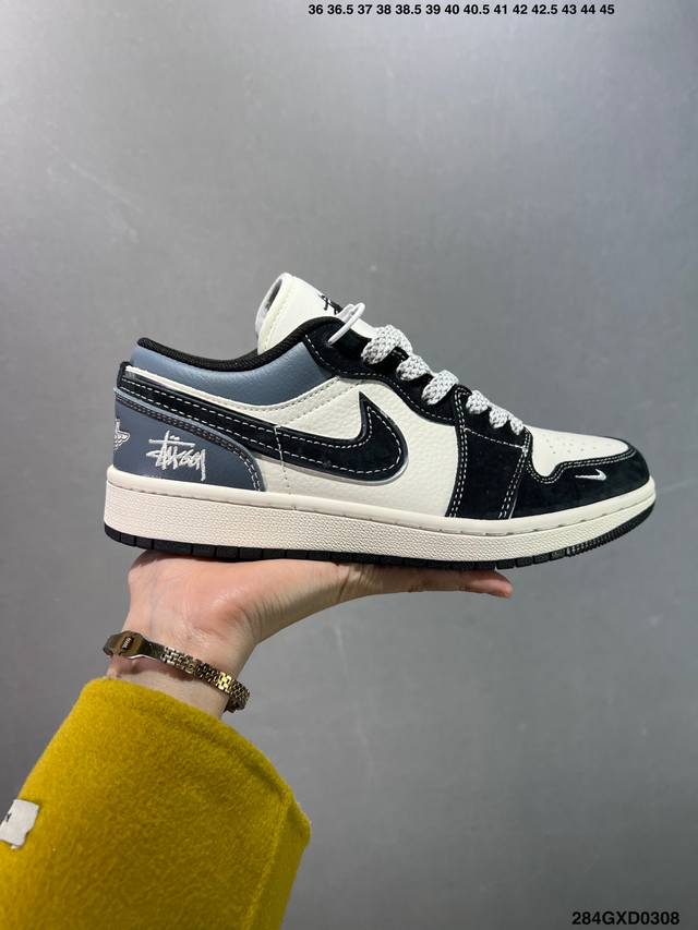 310 公司级Stussy X Air Jordan 1 黑灰蓝黑勾 此款主张打破传统的工业化流水线设计限制，以Made By Ideas的超级创意为理念，集结 - 点击图像关闭