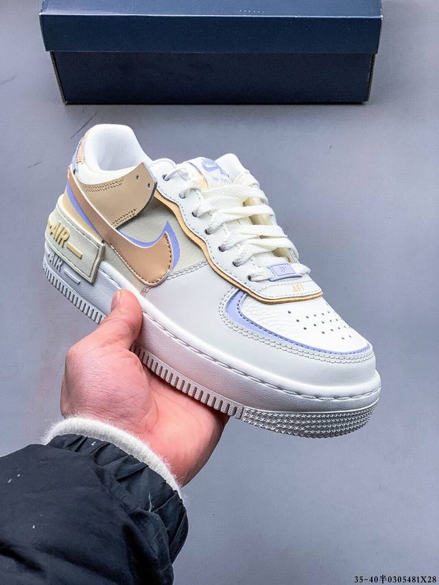 200 公司级头层！Nike/耐克 Air Force 1 Shadow 拼接马卡龙 侧身 Swoosh 采用叠加形的式呈现，同时跟后也将标志性 “Air” 字