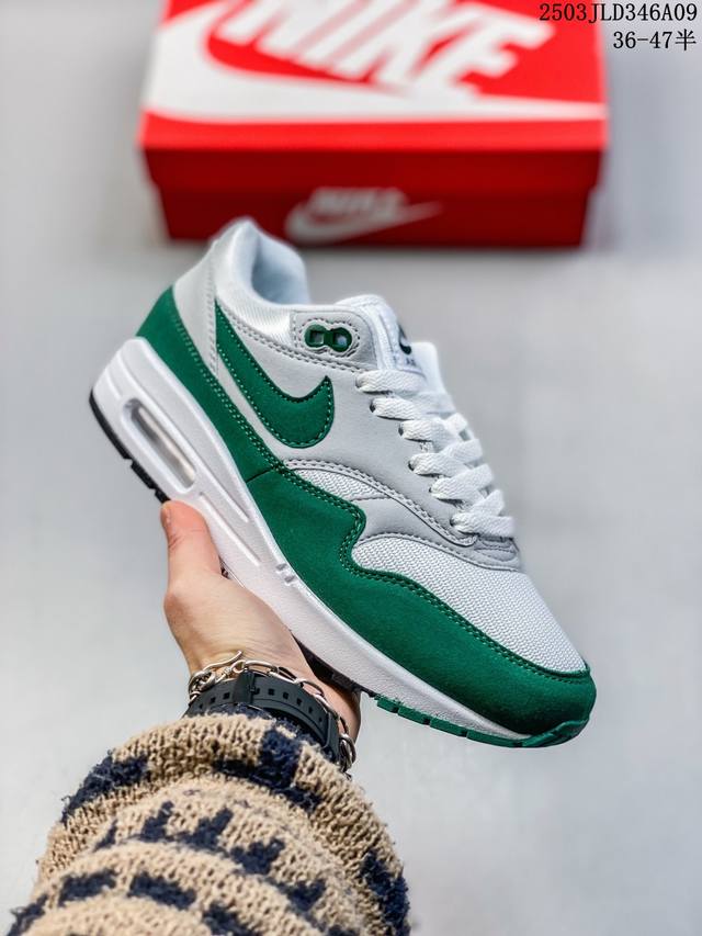 230 公司级Nike Air Max 1 耐克气垫 缓震 耐磨运动鞋 鞋身材质均选择皮革 织物 麂皮多种材质覆盖 保证质感的前提下 层次感也相当不错 带有开窗 - 点击图像关闭